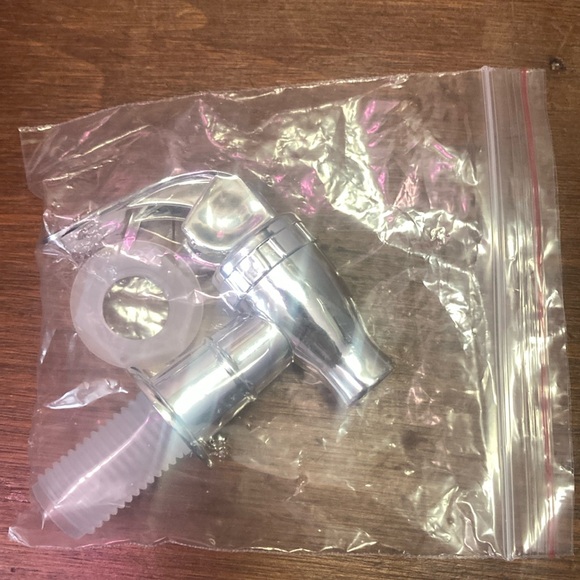 NWT- 3.8L- Clear Diamond Texture Glass Drink Dispenser w/ Silver Lid & Spigot - Picture 13 of 16